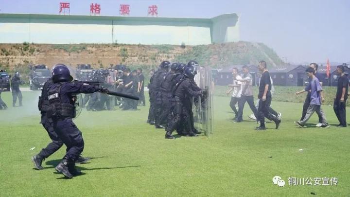 锻钢淬火！陕西铜川公安巡特警区域拉动演练比武真“够味”(组图)