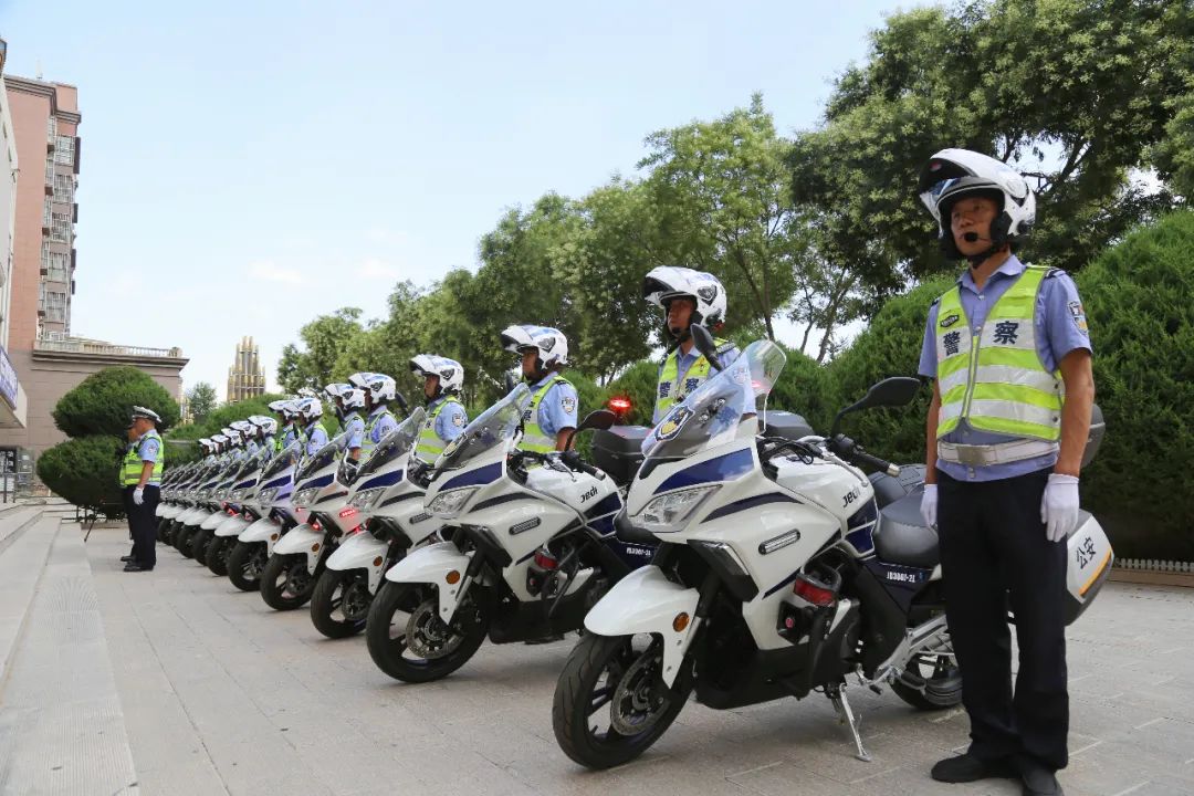 帅气！新装备霸气来袭! 宁夏固原交警举行警用摩托车发放仪式(组图)