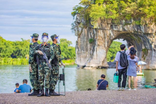 “八一”当日，广西武警官兵坚守执勤演训一线(组图)