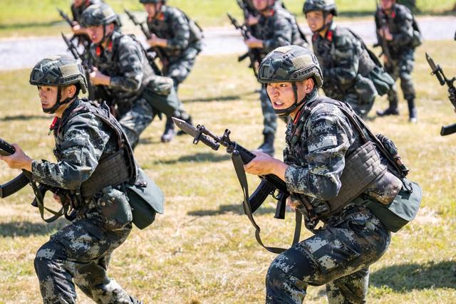 “八一”当日，广西武警官兵坚守执勤演训一线(组图)