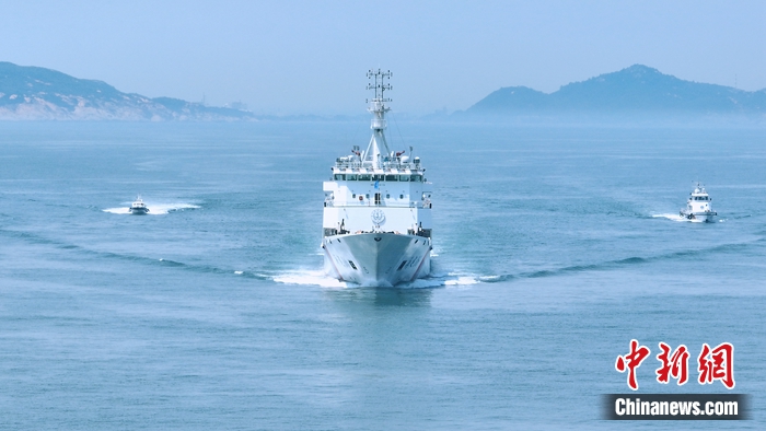台湾海峡首艘大型巡航救助船“海巡06”轮在福建南部海域开展编队巡航执法(图)