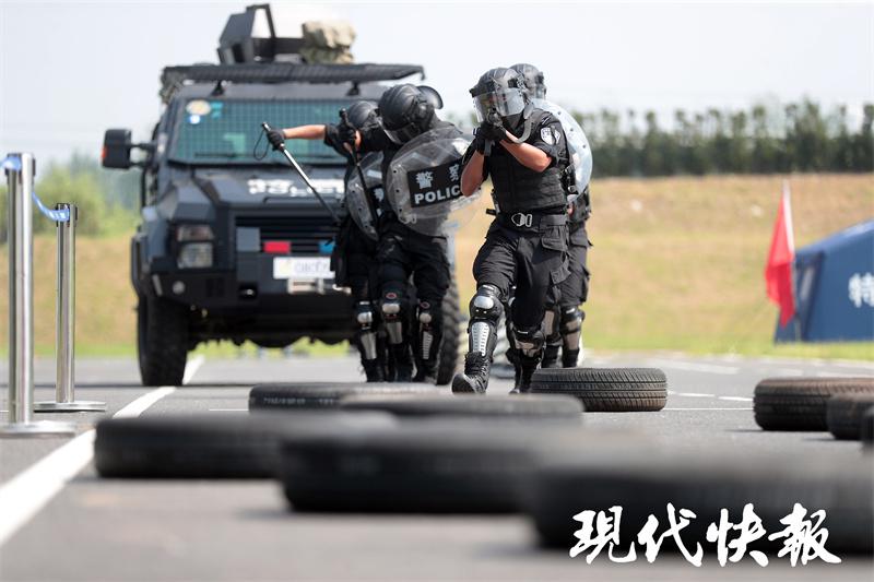 江苏南京特警全副武装夏训场面燃爆了(组图)