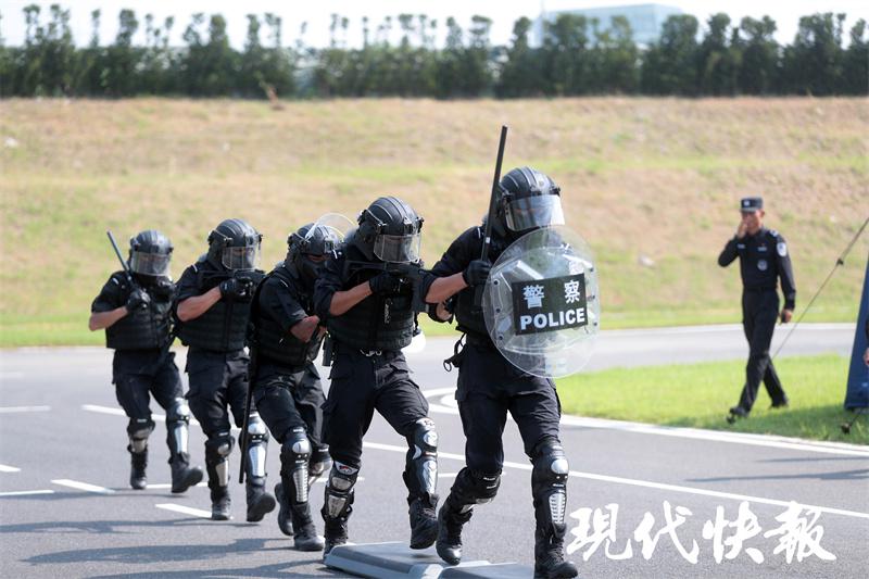 江苏南京特警全副武装夏训场面燃爆了(组图)