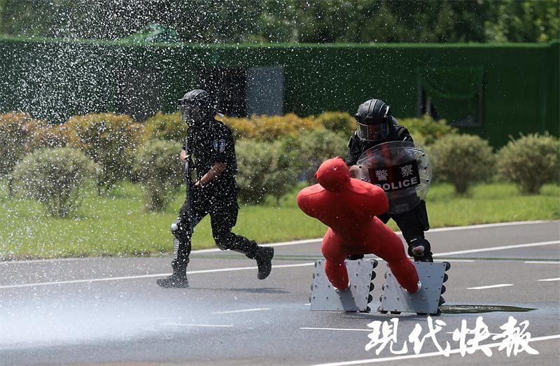 江苏南京特警全副武装夏训场面燃爆了(组图)