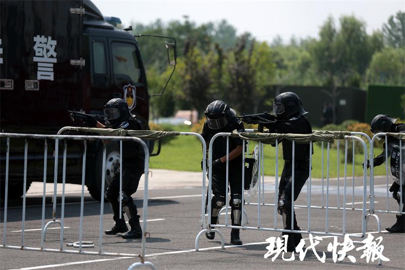 江苏南京特警全副武装夏训场面燃爆了(组图)