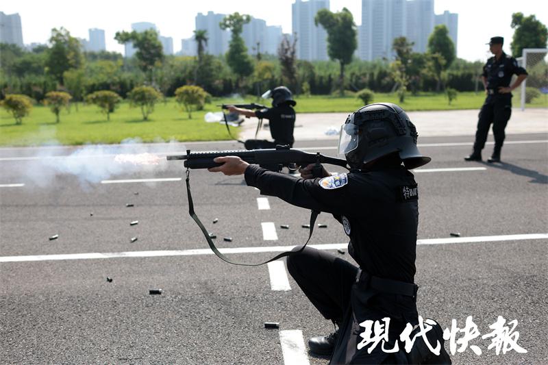 江苏南京特警全副武装夏训场面燃爆了(组图)