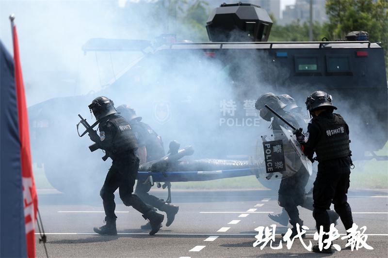 江苏南京特警全副武装夏训场面燃爆了(组图)