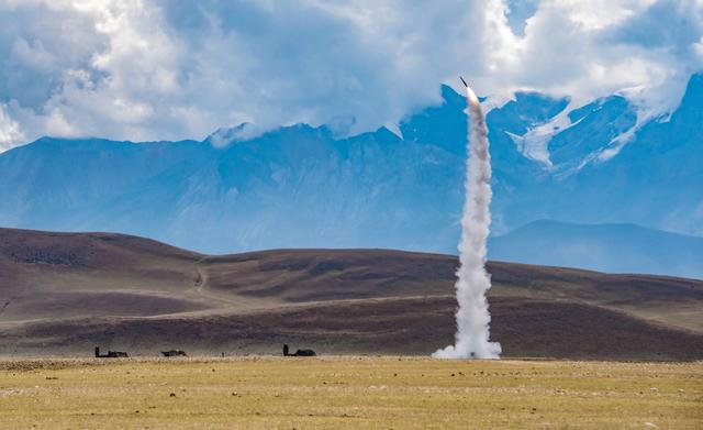 多型防空武器实弹演练 织紧织密空天火力网(组图)