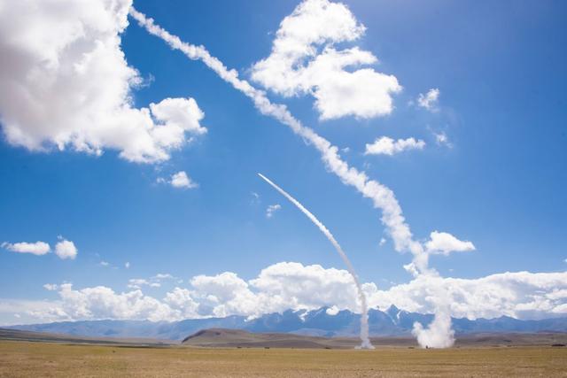 多型防空武器实弹演练 织紧织密空天火力网(组图)