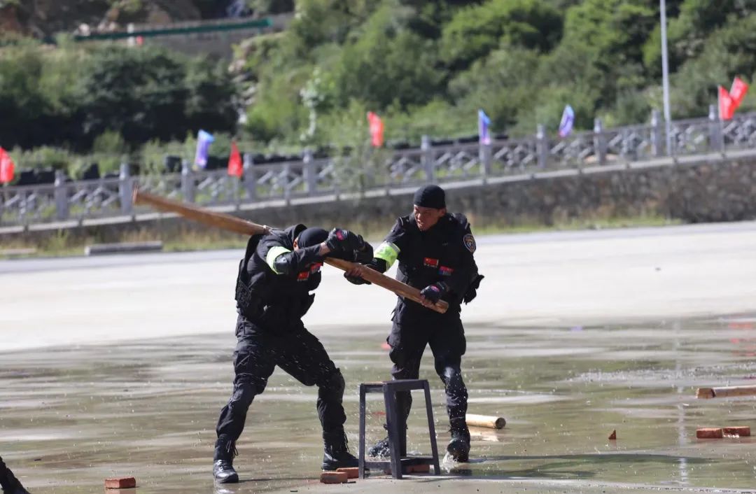 四川省甘孜州公安局第二届特警警务技能大比武在康定基地开幕(组图)