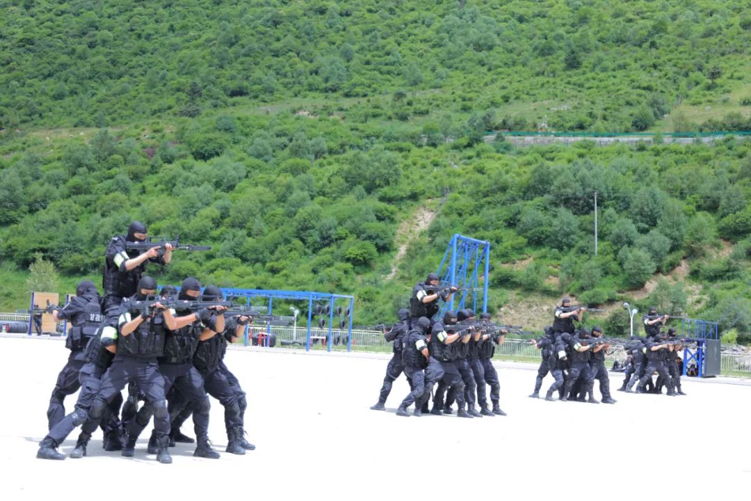 四川省甘孜州公安局第二届特警警务技能大比武在康定基地开幕(组图)