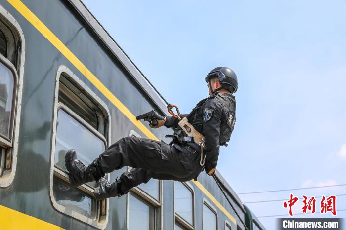 广西铁路特警37摄氏度训练列车索降 实战演练保障旅客安全(组图)