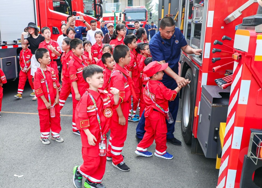 “消防主题夏令营”吸引140余名孩子走进北京朝阳区消防救援支队(组图)