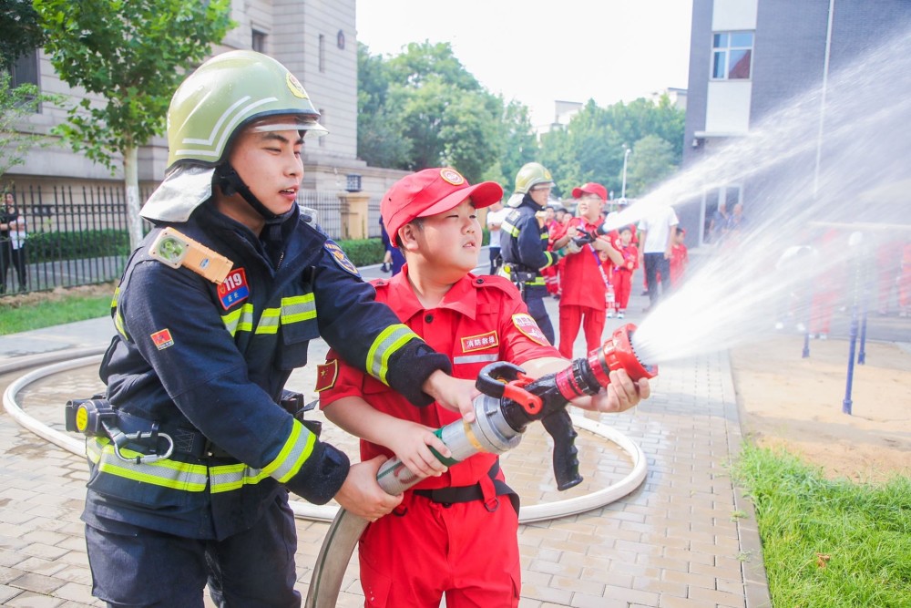 “消防主题夏令营”吸引140余名孩子走进北京朝阳区消防救援支队(组图)