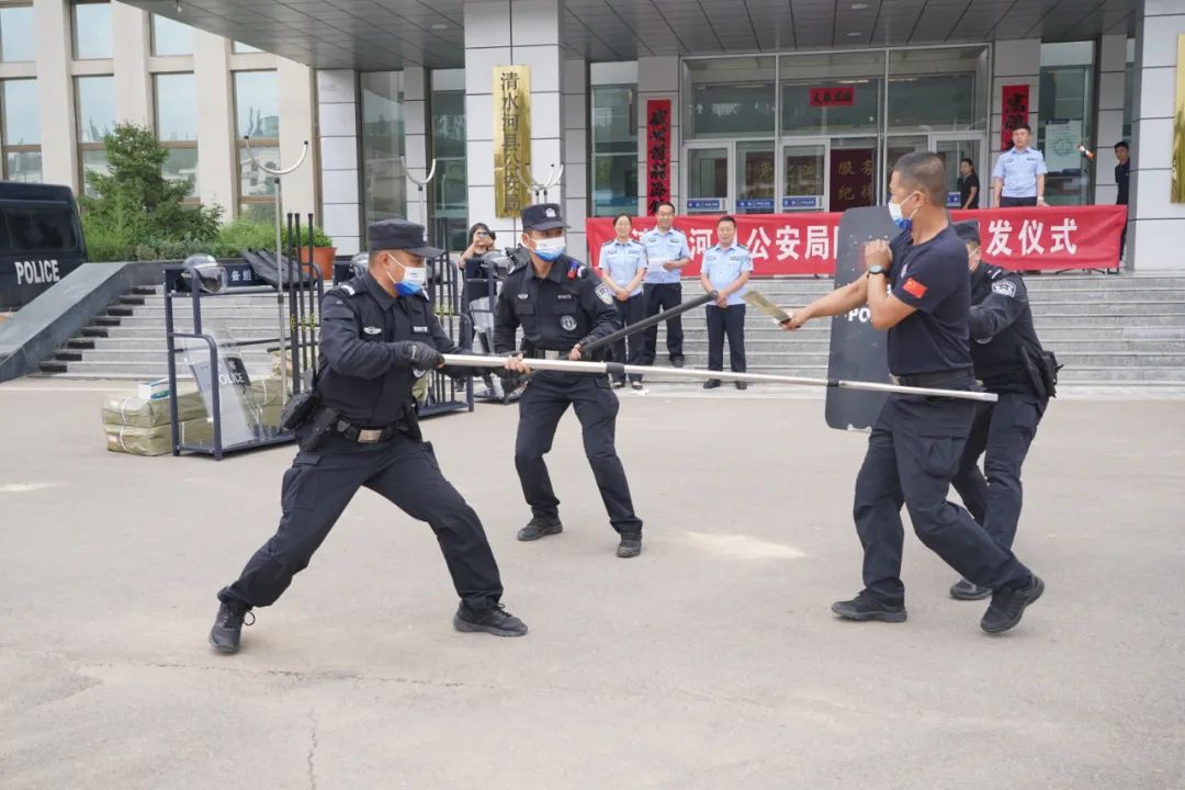 内蒙古清水河县公安局举行防暴装备配发仪式(组图)