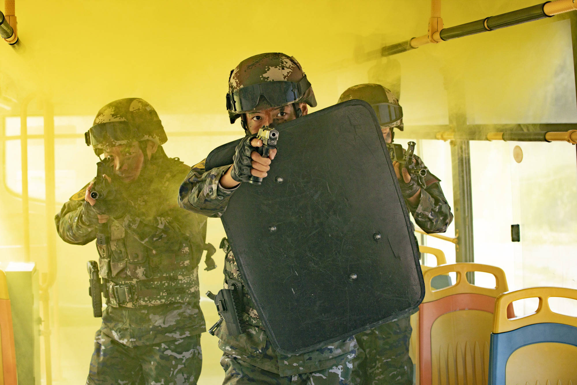 武警新疆总队某支队开展公交车反劫持演练(组图)