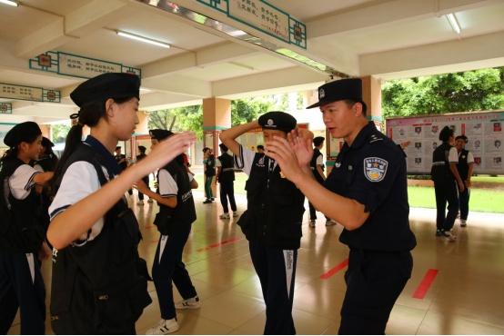 探班广东广州少年警校：特警手把手教自卫防身术(组图)