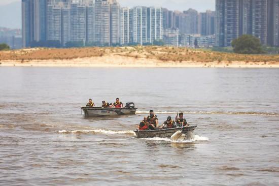 福建省福州市公安局上街分局开展“水陆空”一体反恐演练(组图)