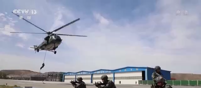 武警新疆总队组织特战队员开展人机融合训练 提升立体作战能力