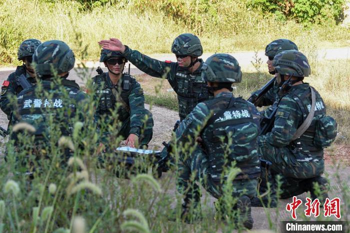 江西武警抚州支队组织开展实战化反劫持演练(组图)