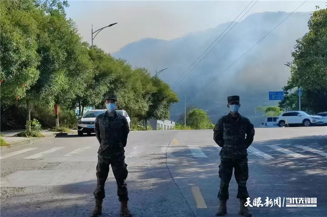 昼夜奋战！贵州武警遵义支队官兵天台山持续扑火救援(组图)