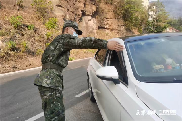 昼夜奋战！贵州武警遵义支队官兵天台山持续扑火救援(组图)