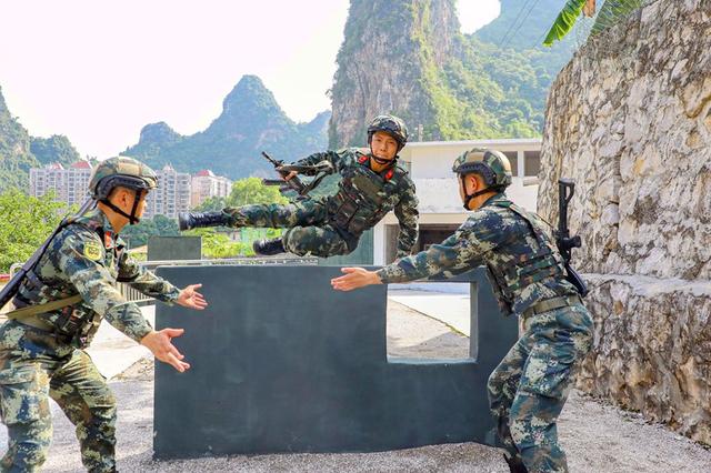 广西河池：厉兵秣马 直击武警训练瞬间(组图)