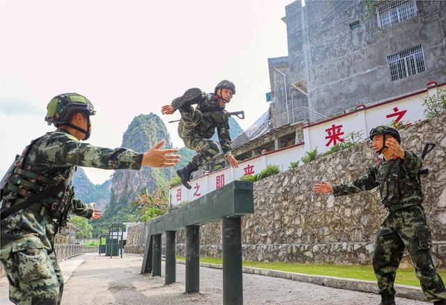 广西河池：厉兵秣马 直击武警训练瞬间(组图)