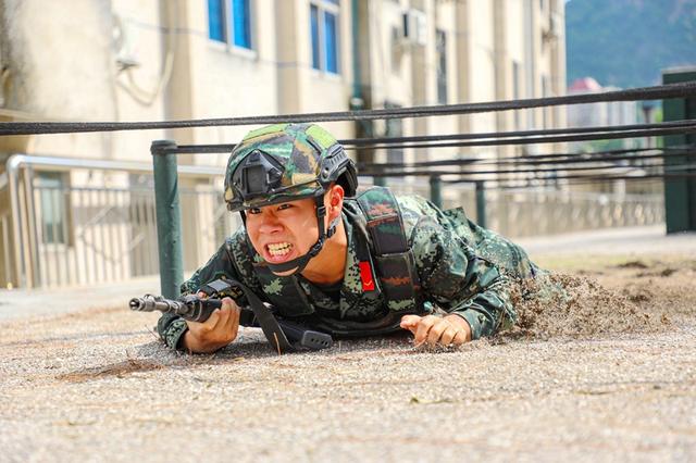 广西河池：厉兵秣马 直击武警训练瞬间(组图)