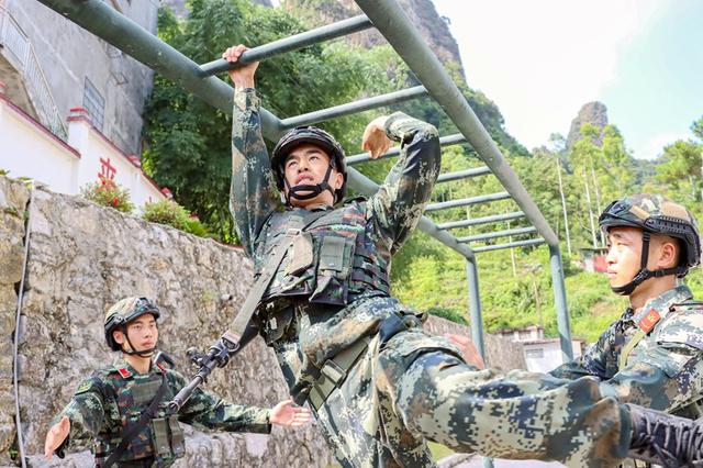 广西河池：厉兵秣马 直击武警训练瞬间(组图)