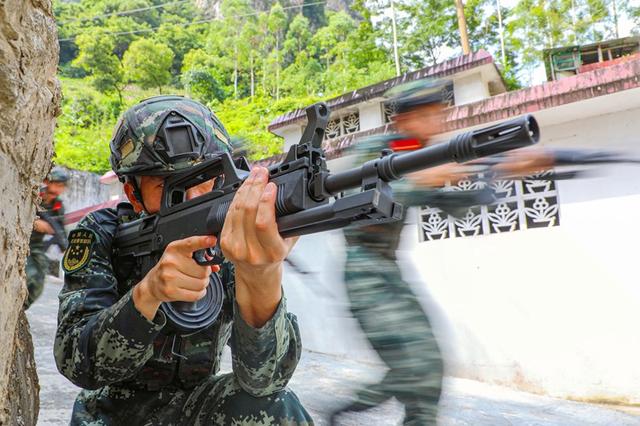 广西河池：厉兵秣马 直击武警训练瞬间(组图)