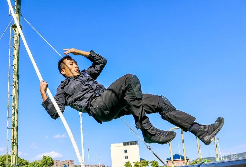 福建福清：淬火铸警魂 沙场砺精兵(组图) 