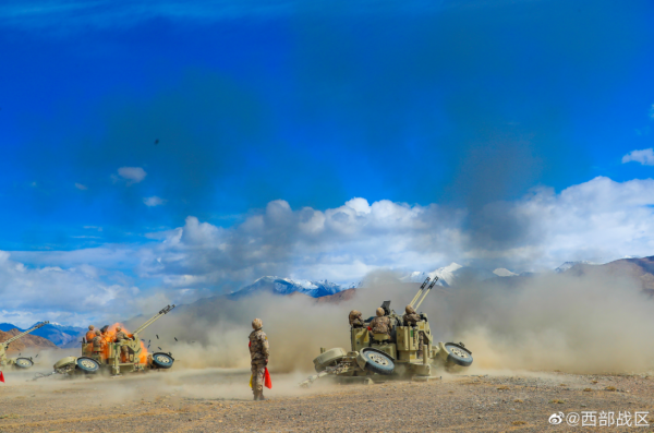 威力十足！新疆军区某团开展多兵种、多火器战术实弹射击演练(组图)