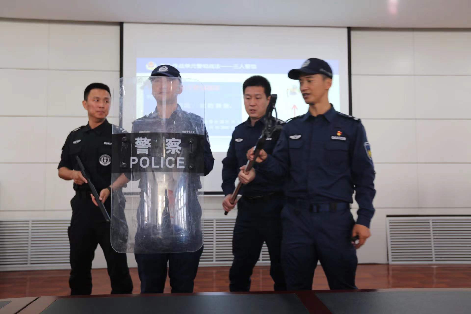 内蒙古呼伦贝尔：警务实战技能“送教上门” 提升技能砺精兵(组图)