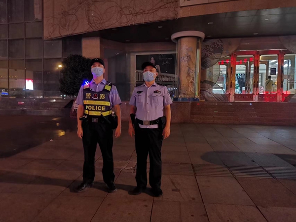 这个派出所民警有想法 四川省德阳市首创“警用LED背心”亮相(组图)