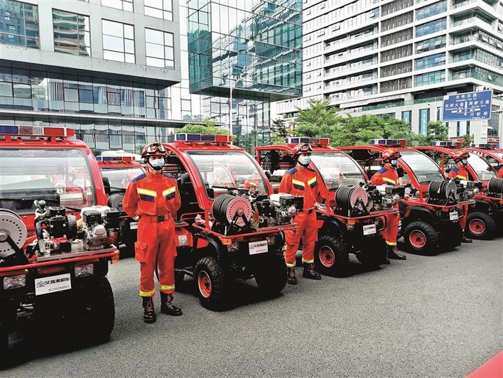 广东深圳：23辆消防“铁骑”投入使用(组图)