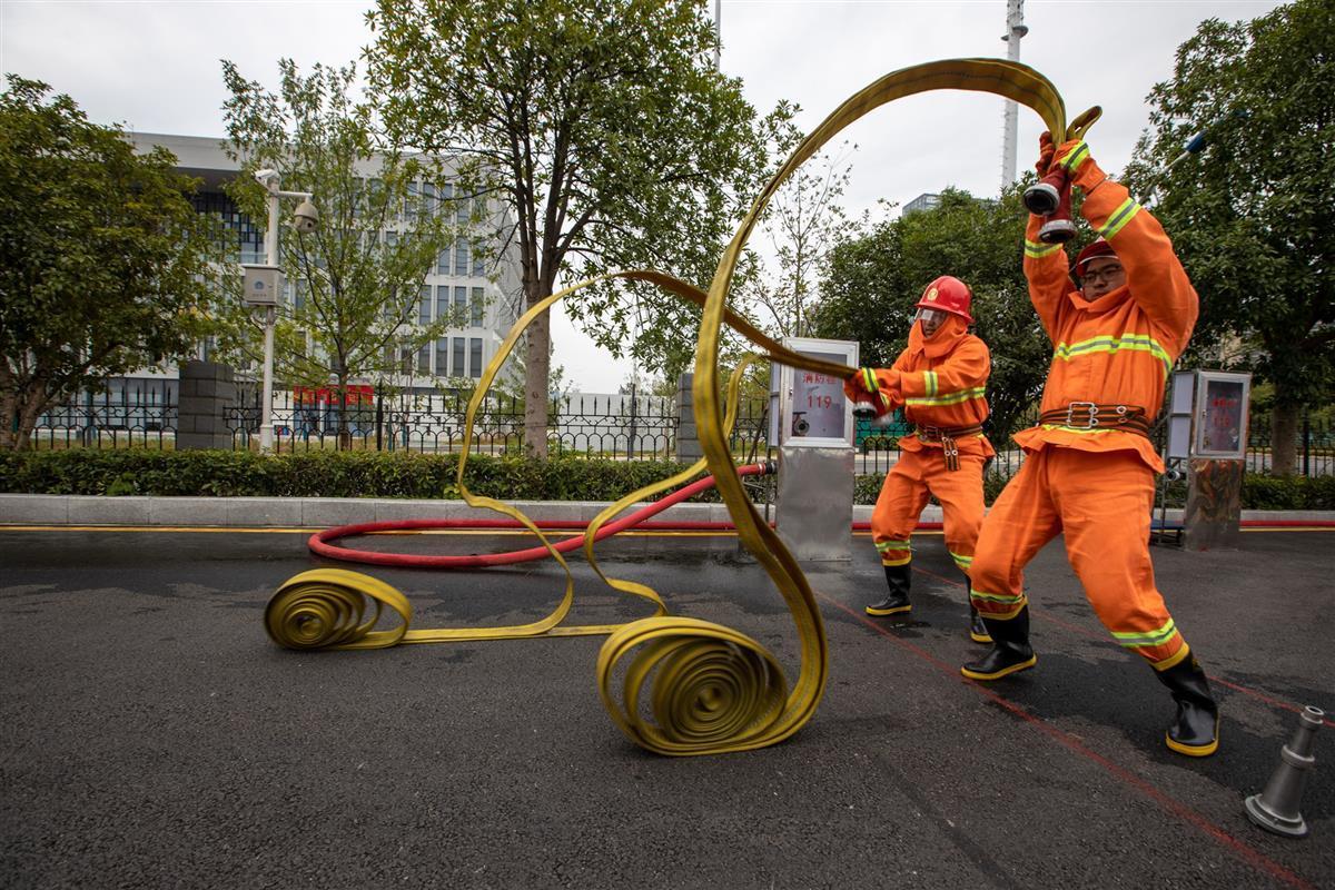 湖北咸宁：消防技能大比武，340余人争当“应急先锋”(组图)