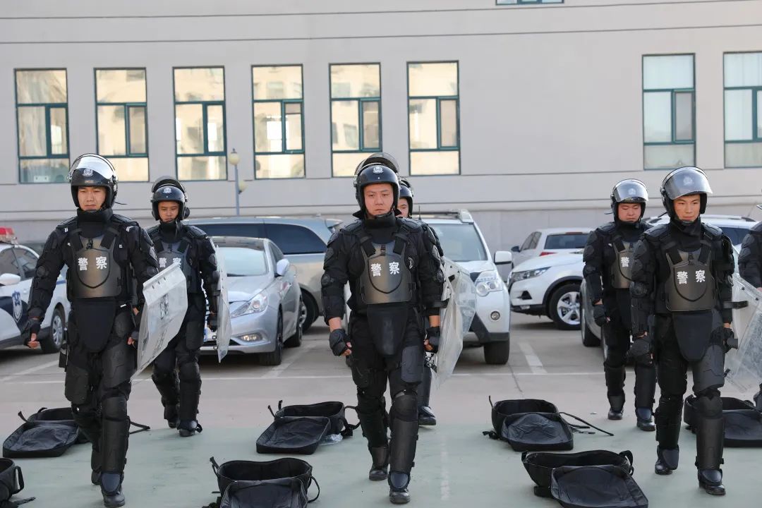 内蒙古扎兰屯市公安局反恐怖和特巡警大队分别开展街面处突演练和应急防暴实战训练(组图)