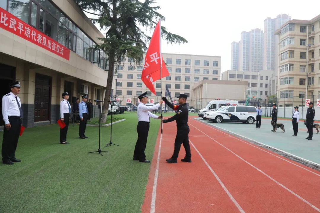 甘肃省平凉市公安局举行全省“红蓝对抗”警犬查缉毒品实战大比武出征仪式(组图)