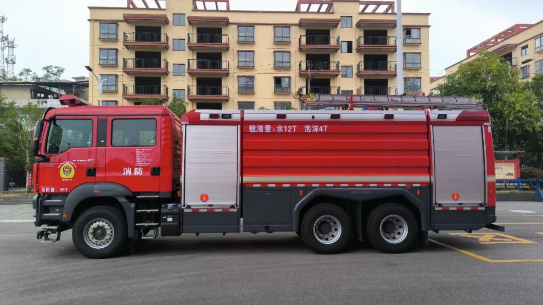 贵州省福泉市新添灭火救援“利器”，16吨泡沫水罐消防车在福泉消防“上岗”(组图)