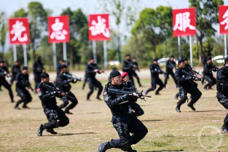 震撼！湖北武汉2000民警辅警练兵比武实战演练(组图)