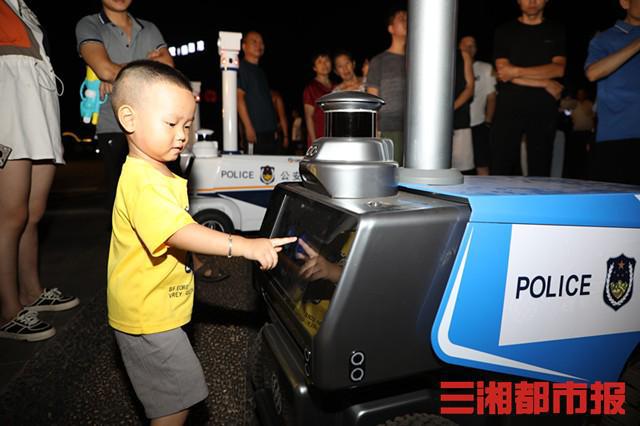“萌警”出街，警用巡逻机器人湖南衡阳街头24小时执勤(组图)