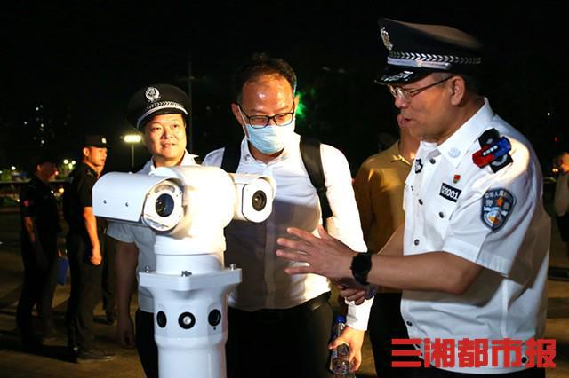 “萌警”出街，警用巡逻机器人湖南衡阳街头24小时执勤(组图)