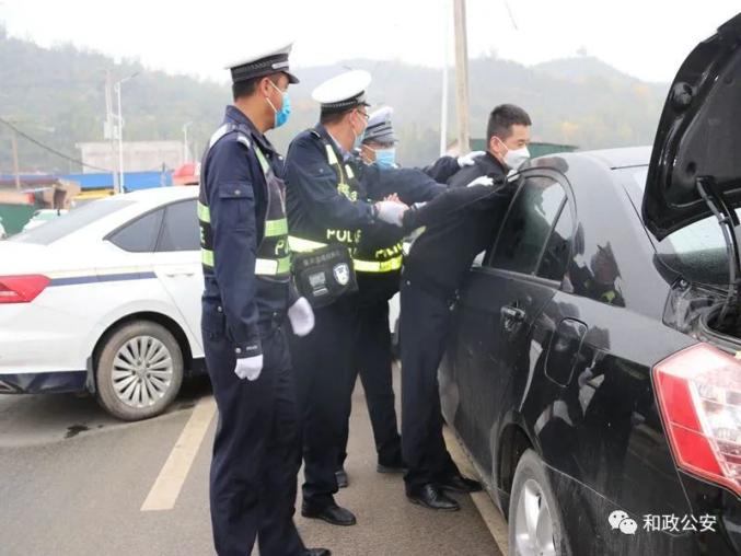 甘肃：和政县、临夏县公安局开展“防车辆冲撞”最小作战单元现场处置专项训练(组图)