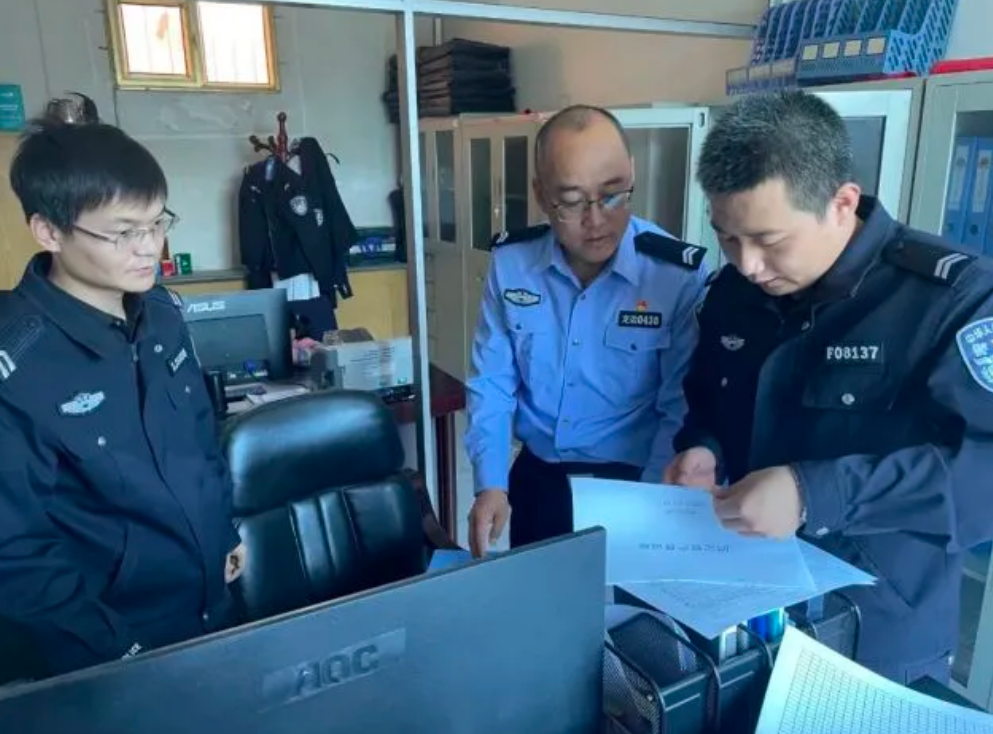陕西榆林：定边县公安局警务保障室开展警用装备检查工作(组图)