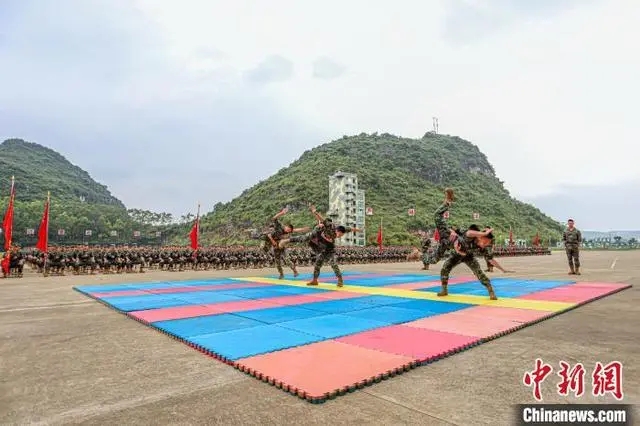 武警广西总队千余名新兵正式开训(组图)