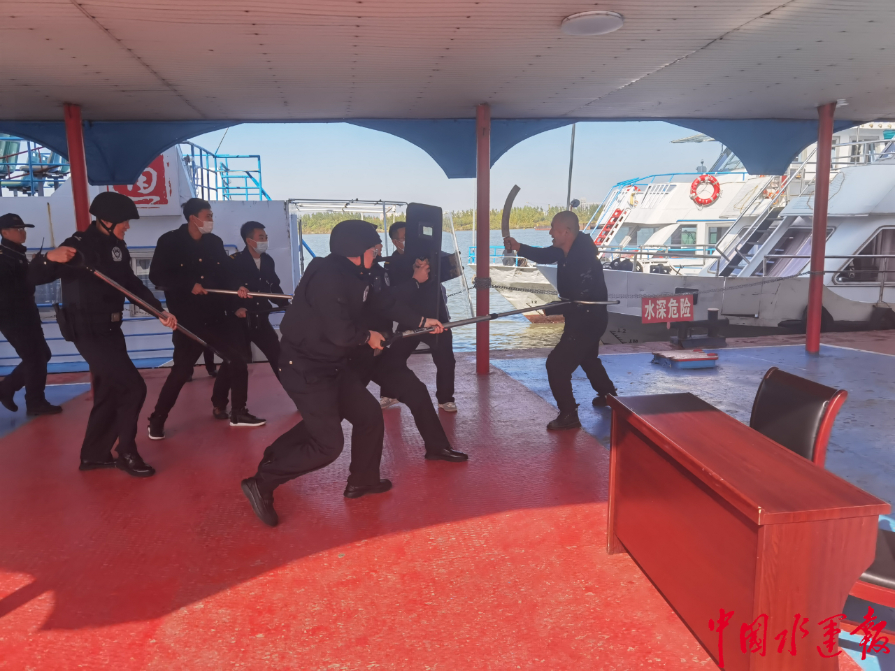 黑龙江哈尔滨太平海事处会同航运公安、客运公司联合开展2022年水上反恐防暴演习(组图)