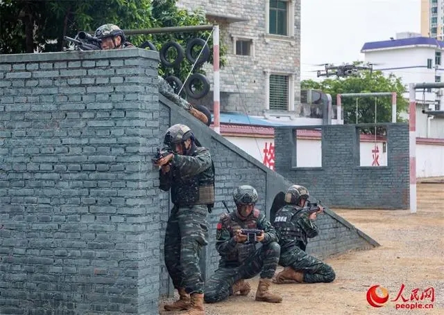 广西北海：武警特战队员开展多课目强化训练(组图)