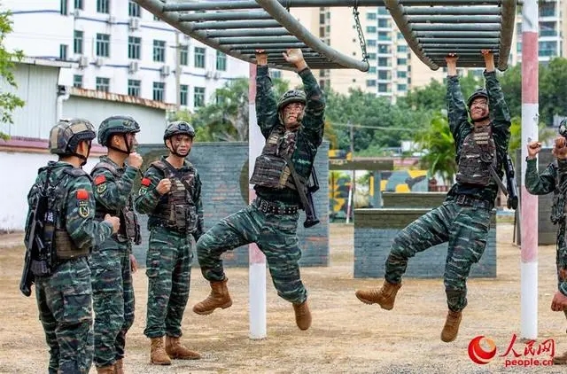 广西北海：武警特战队员开展多课目强化训练(组图)