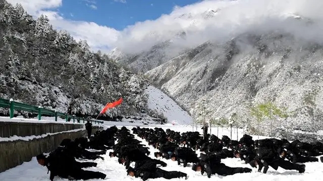 四川康定迎来大雪！甘孜特警开展紧急雪地拉练活动(组图)